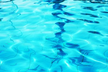 Doğanın deniz arka planında güzel bir su havzası