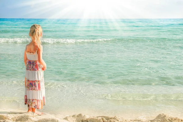 Criança feliz brincando pelo mar ao ar livre — Fotografia de Stock