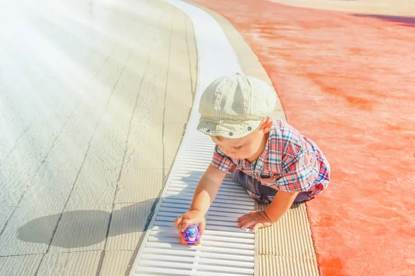 A happy child plays by the pool on the nature by the sea — Stock Photo, Image