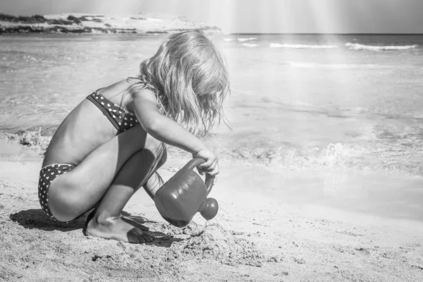 Gelukkig kind spelen aan de zee buiten — Stockfoto