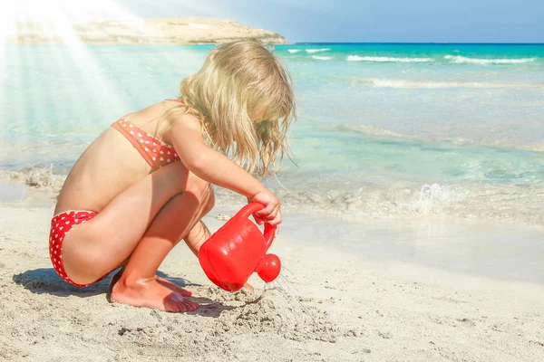 Gelukkig kind spelen aan de zee buiten — Stockfoto