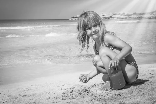 Happy child playing by the sea outdoors — Stock Photo, Image