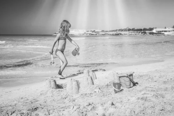 Enfant heureux jouant au bord de la mer à l'extérieur — Photo