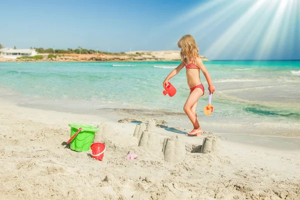 Criança feliz brincando pelo mar ao ar livre — Fotografia de Stock