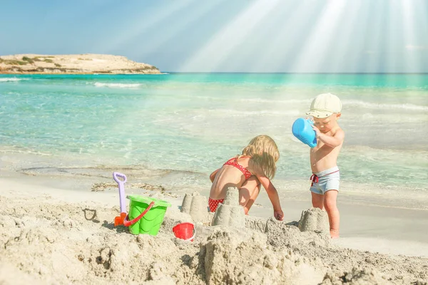 Criança feliz brincando pelo mar ao ar livre — Fotografia de Stock