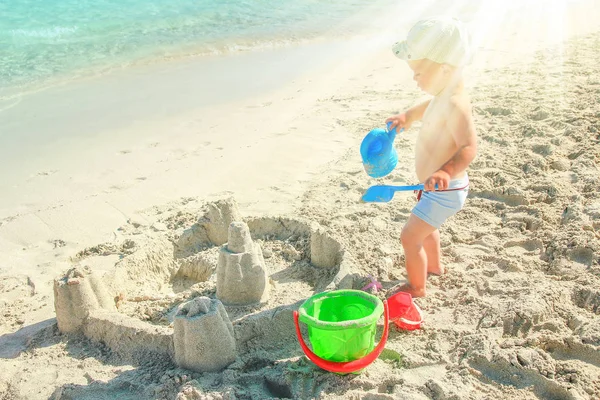 Bambino felice che gioca in riva al mare all'aperto — Foto Stock