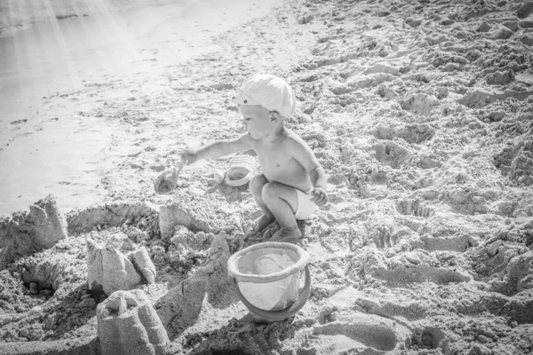 Enfant heureux jouant au bord de la mer à l'extérieur — Photo