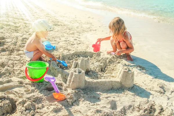 Bambino felice che gioca in riva al mare all'aperto — Foto Stock