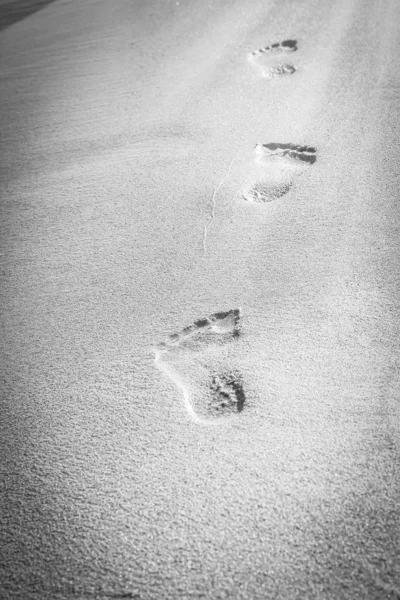 Belles empreintes de pas avec pieds sur le fond de sable — Photo