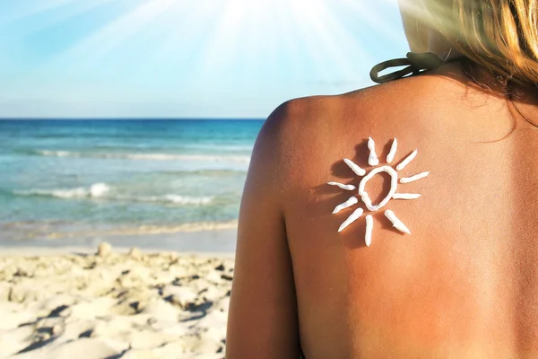 Glückliches Mädchen mit der Sonne auf dem Rücken am Meer in der Natur — Stockfoto