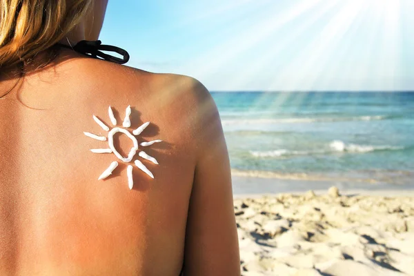 Gelukkig meisje met de zon op haar rug door de zee in de natuur — Stockfoto