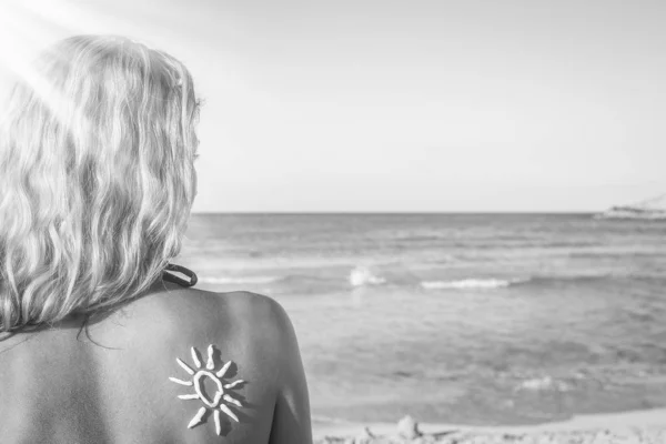 Fille heureuse avec le soleil sur le dos par la mer dans la nature — Photo