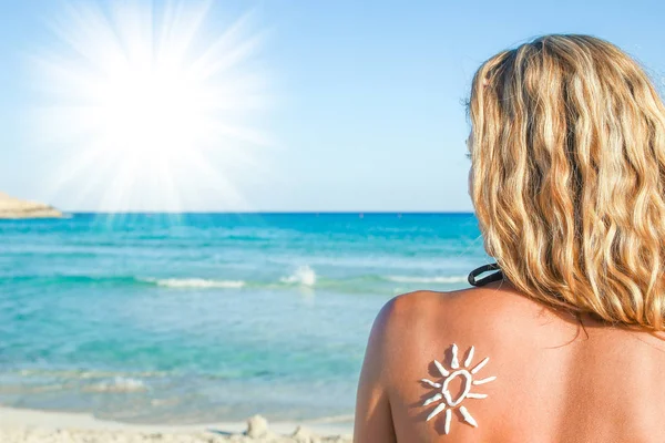 Fată fericită cu soarele pe spate de mare în natură — Fotografie, imagine de stoc