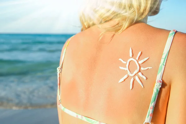Happy girl with the sun on her back by the sea in the nature — Stock Photo, Image