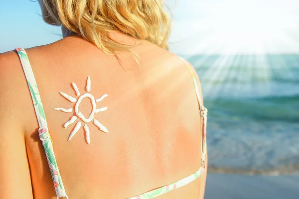 Szczęśliwa dziewczyna ze słońcem na plecach nad morzem w naturze — Zdjęcie stockowe