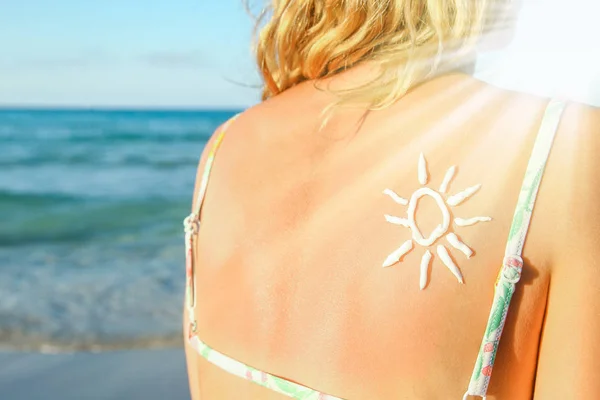 Happy girl with the sun on her back by the sea in the nature — Stock Photo, Image