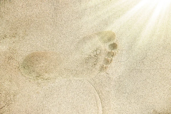 美丽的脚印，脚踏在沙滩上 — 图库照片