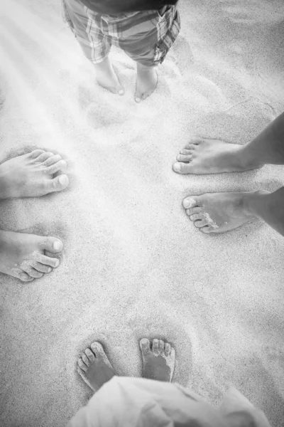 Belles empreintes de pas avec pieds sur le fond de sable — Photo