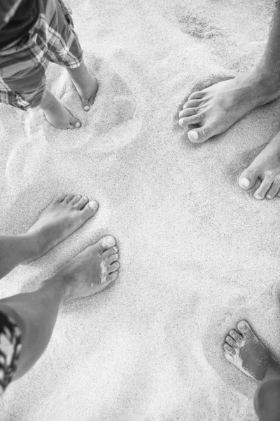 Krásné stopy s nohama na písku pozadí — Stock fotografie