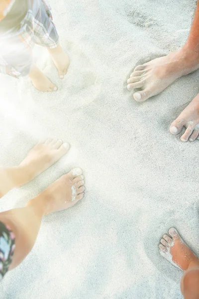 Belles empreintes de pas avec pieds sur le fond de sable — Photo