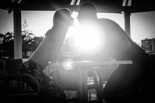 Szczęśliwa para przy stole nad morzem o zachodzie słońca natura — Zdjęcie stockowe