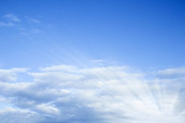 Mavi gökyüzüne karşı fantastik yumuşak beyaz bulutlar