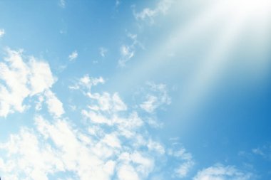 Mavi gökyüzüne karşı fantastik yumuşak beyaz bulutlar