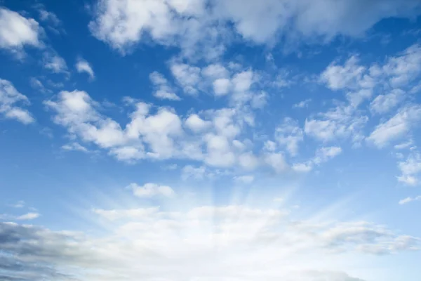 Fantasztikus lágy fehér felhők a kék ég ellen — Stock Fotó