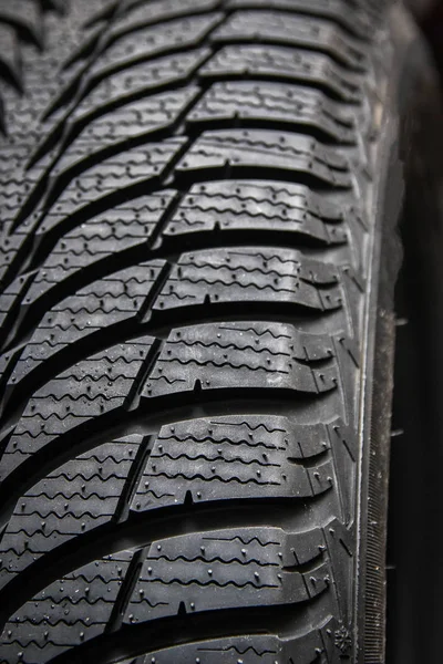 Schwarzer stylischer neuer Reifen für Autos auf Rädern — Stockfoto