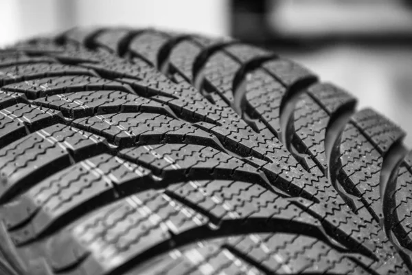 Schwarzer stylischer neuer Reifen für Autos auf Rädern — Stockfoto