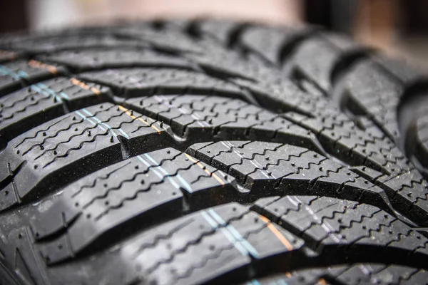 Negro elegante nuevo neumático para coches sobre ruedas —  Fotos de Stock