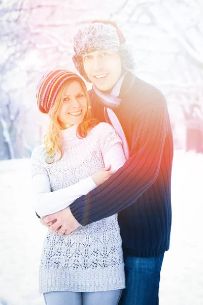 Casal bonito elegante no parque de inverno em um fundo de natureza — Fotografia de Stock