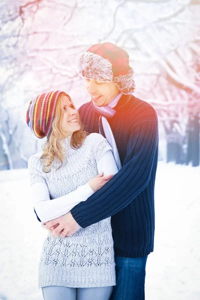 Стильная красивая пара в зимнем парке на фоне природы — стоковое фото