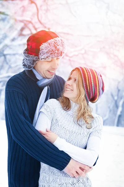 Casal bonito elegante no parque de inverno em um fundo de natureza — Fotografia de Stock