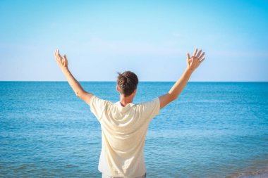 doğada deniz tarafından mutlu adam