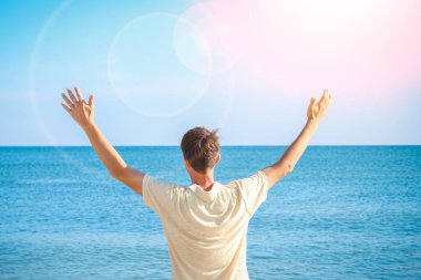 doğada deniz tarafından mutlu adam