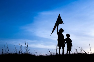 Doğa yaz silueti üzerinde oynayan mutlu çocuklar