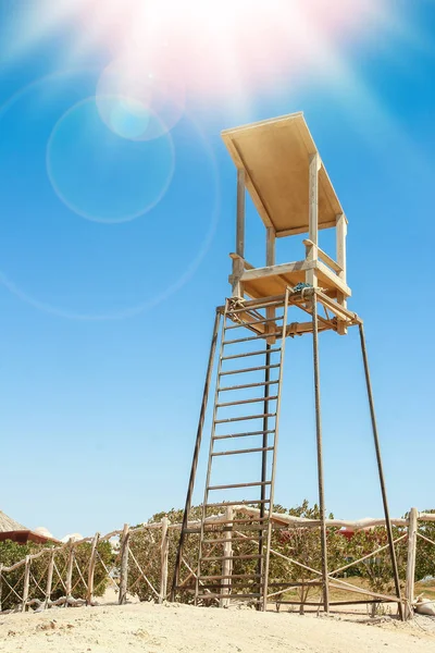 Torre de relógio de altura bonita no fundo da natureza litoral — Fotografia de Stock