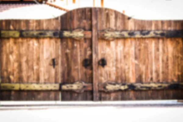 Стильные красивые старые ворота в природном парке — стоковое фото