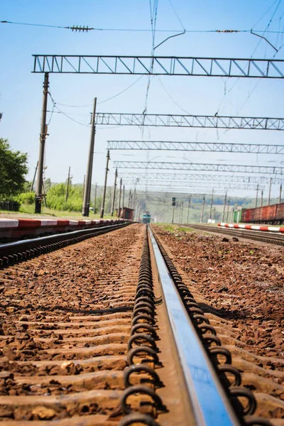 Vacker elegant och pålitlig järnvägen med ett tåg på natur — Stockfoto