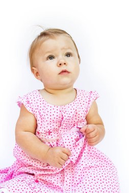 Beyaz bir arka plan üzerinde Mutlu güzel küçük kız bebek