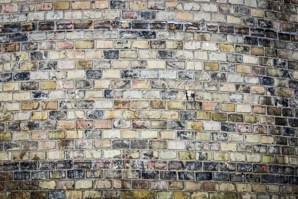 Stylová krásná cihlová zeď na pozadí v přírodě — Stock fotografie