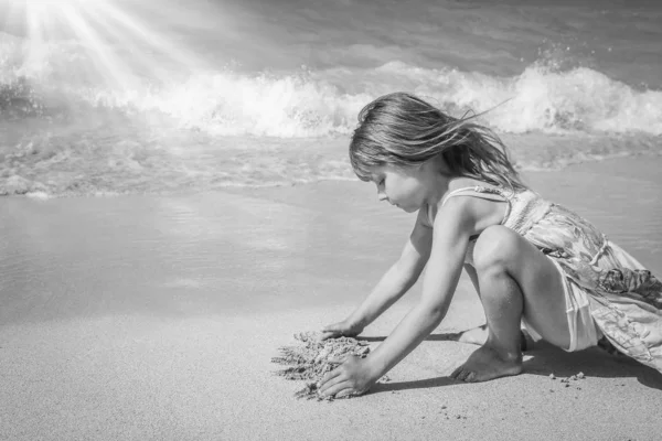 户外在海边玩耍的快乐的孩子 — 图库照片