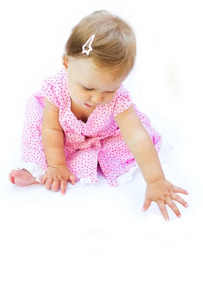 Feliz bebé hermosa niña sobre un fondo blanco — Foto de Stock