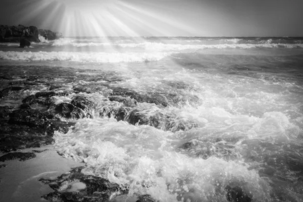 Beautiful beach with waves in the nature of the background — Stock Photo, Image