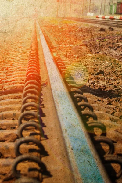 Красивая стильная и надежная железная дорога с поездом на натуре — стоковое фото