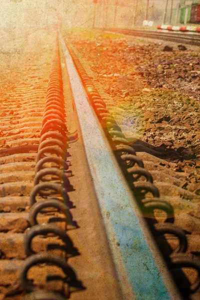 Bella ferrovia elegante e affidabile con un treno sul natur — Foto Stock