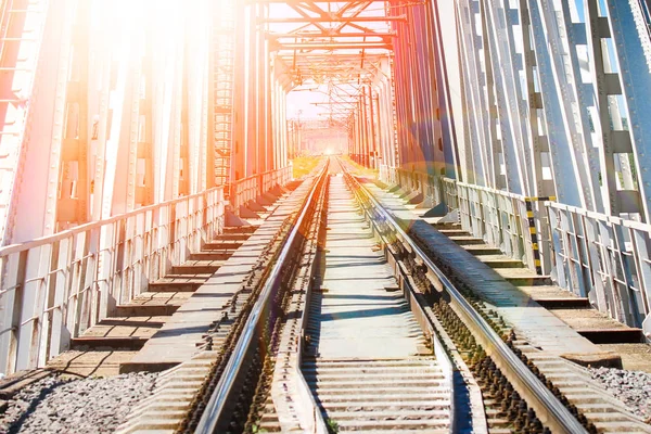 Красивая стильная и надежная железная дорога с поездом на натуре — стоковое фото