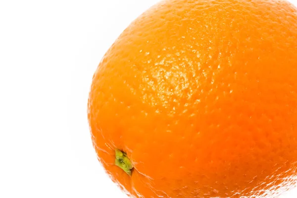 Bela laranja suculenta laranja em um fundo branco — Fotografia de Stock