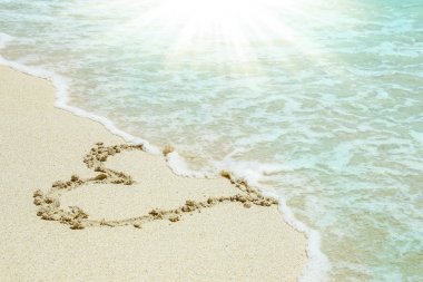 Deniz kıyısı arkaplanının yakınındaki kumda güzel çizimler